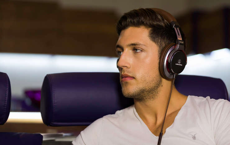 Audio Technica słuchawki MSR7 chłopak ze słuchawkami