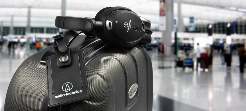 Audio Technica ATH-ANC9 na walizce na lotnisku