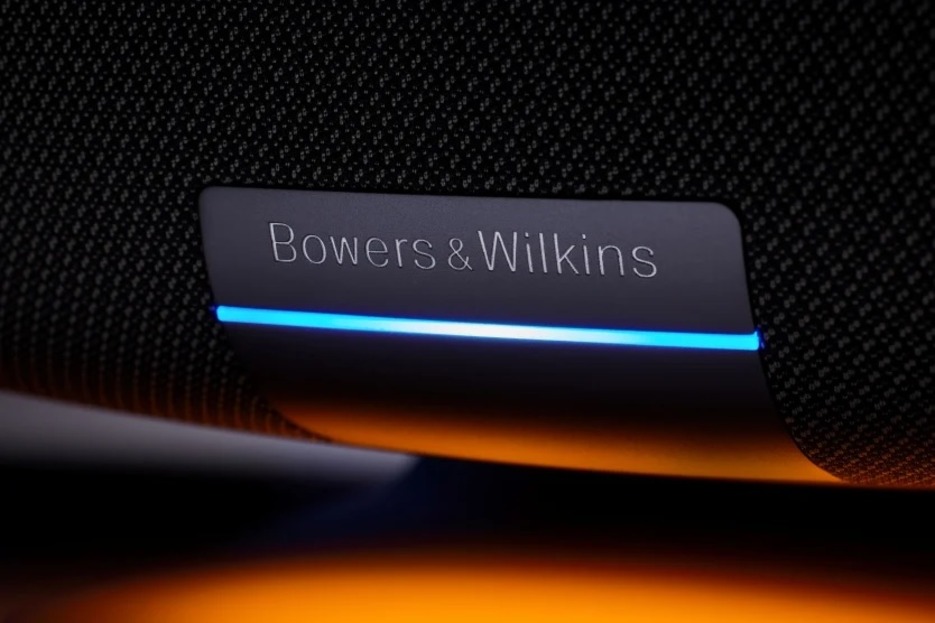 logotyp marki Bowers & Wilkins w głośniku Zeppelin McLaren Edition
